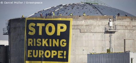 Greenpeace-Aktivisten protestieren am Atomkraftwerk Fessenheim 
