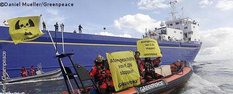 Greenpeace-Aktivisten protestieren gegen Plutonium-Transport