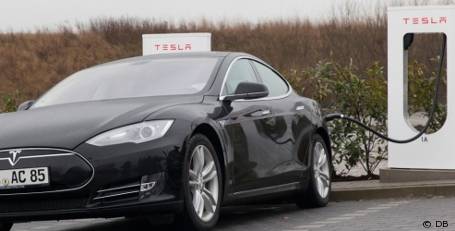Tesla Model S an Supercharger