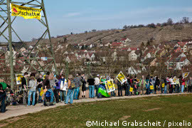 Atomkraftgegner bilden Menschenkette um AKW Fessenheim