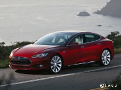 Erste Tesla Model S an Kunden ausgeliefert