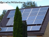 Eine Solaranlage auf dem Dach kann bis zu 60 Prozent der zum Heizen benötigten Öl- oder Gasmenge einsparen. 