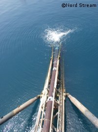 Velegeschiff lässt Pipeline-Strang zu Wasser