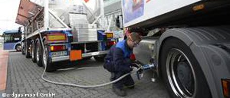 dena empfiehlt Markteinführung von LNG-Lastwagen