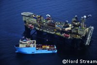 Spezialschiff legt vor Rügen zweiten Strang der Ostseepipeline