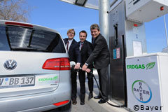 Erdgas-Tankstelle für Bayer-Dienstwagenflotte eingeweiht
